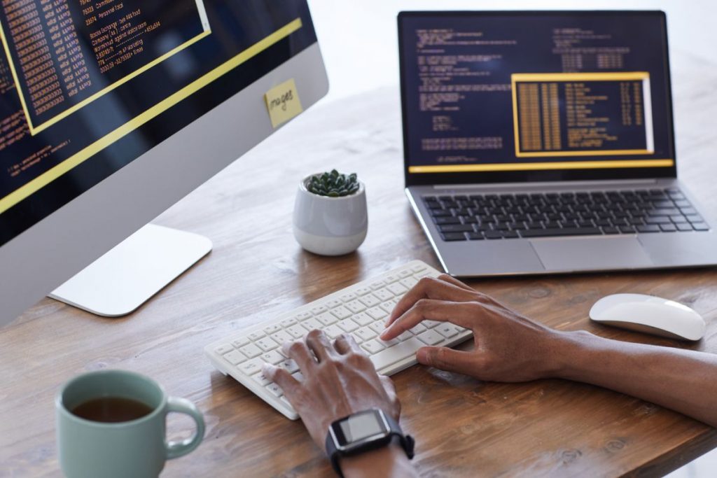 3 Features Of IDenCheK HRIS