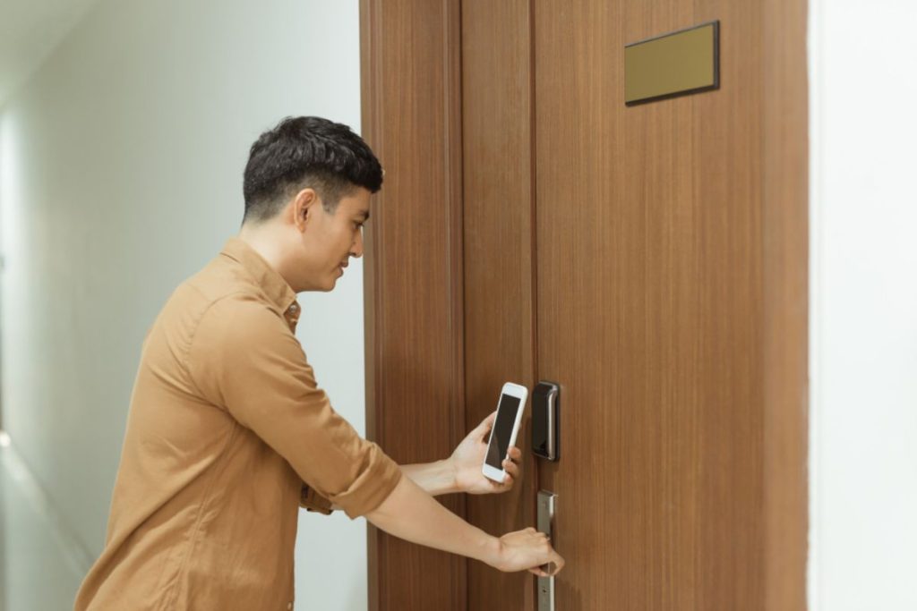 The Integration of Mobile Technologies in Hotel Lock Systems