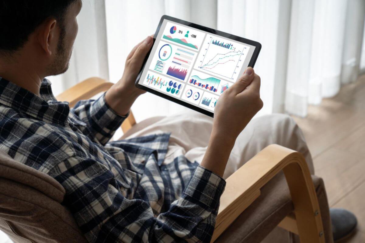 Benefits of asset tracking for businesses, including cost savings, productivity, and resource optimization